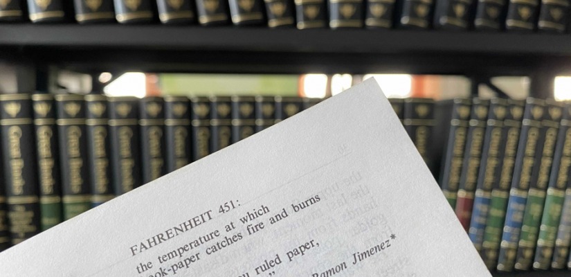 В главной библиотеке Хакасии открылась выставка, посвящённая автору книги «451 градус по Фаренгейту»