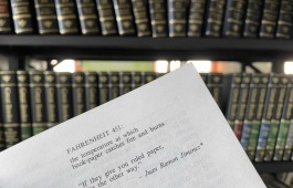 В главной библиотеке Хакасии открылась выставка, посвящённая автору книги «451 градус по Фаренгейту»