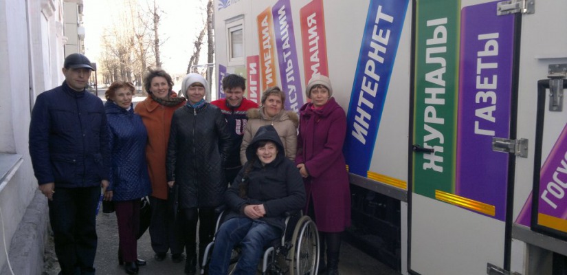 Читатели с ограниченными возможностями воспользовались услугами библиомобиля
