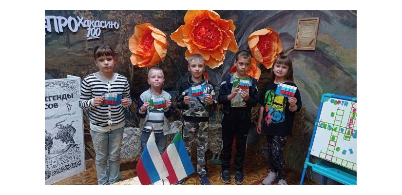 Детская библиотека подготовила выставку и мастер-классы  ко Дню российского флага