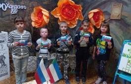 Детская библиотека подготовила выставку и мастер-классы ко Дню российского флага