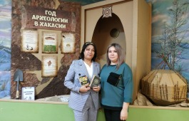 Мастер сцены встретилась со школьниками в детской библиотеке