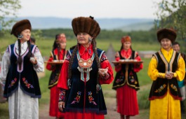 Чир Ине – день, когда Земля дает материнское благословение
