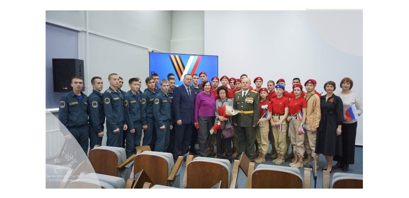 В преддверии Дня героев Отечества в главной библиотеке Хакасии состоялась патриотическая акция «Слава героям России!»