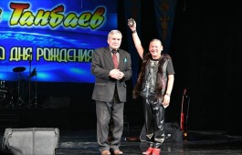 Орден «Гордость рода» вручили народному артисту Хакасии Герману Танбаеву на юбилейном концерте