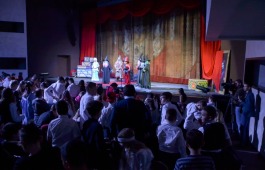 Волшебной сказкой «Тайна замка на холме» театр Топанова поздравил юных жителей республики на празднике Правительственной Ёлки