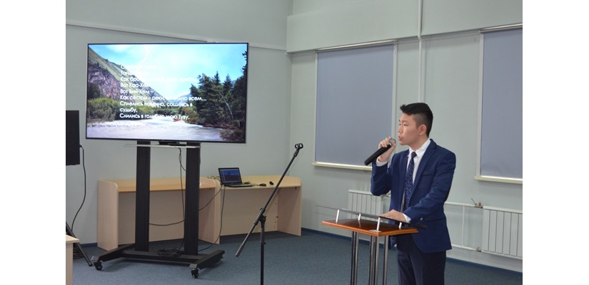 В главной библиотеке Хакасии пройдет конкурс чтецов «Я романтик в XXI веке»