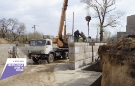 «Идем в графике с небольшим опережением»: в селе Новороссийское продолжается возведение нового ДК в рамках нацпроекта «Культура»