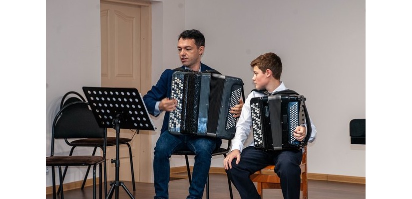 Для преподавателей детских школ искусств и профессиональных учебных заведений в сфере искусств проходят мастер-классы Иосифа Пурица, российского музыканта-баяниста
