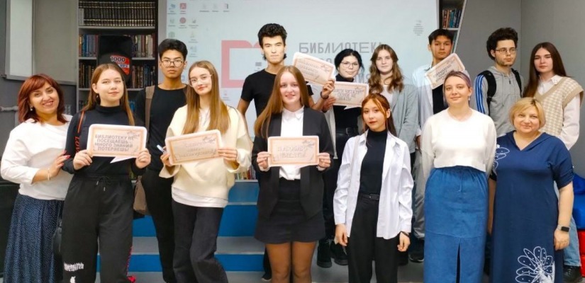Студенты Хакасского колледжа искусств в День школьных библиотек посетили библиотеку «Ровесник»