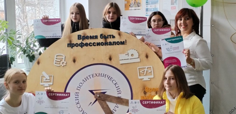 Студенты Хакасского колледжа искусств принимают участие в Большом этнографическом диктанте