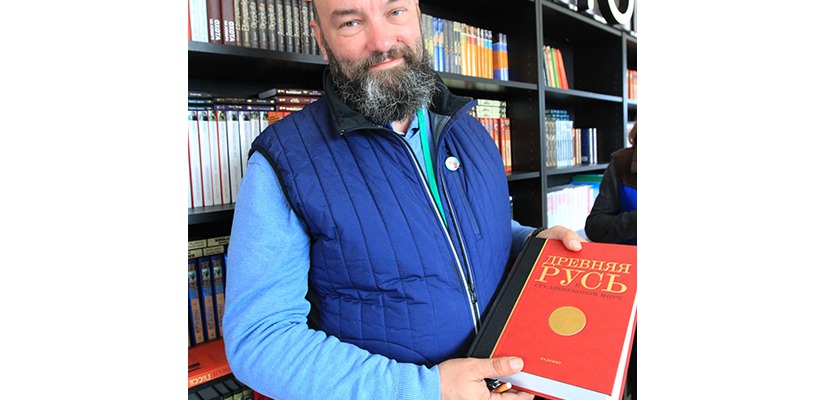 Дирекция Московского книжного фестиваля передает книги для пострадавших от пожара библиотек Хакасии
