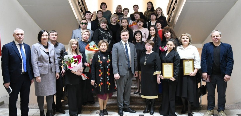 Преподаватель республиканской национальной школы искусств получила награду от Глава Хакасии
