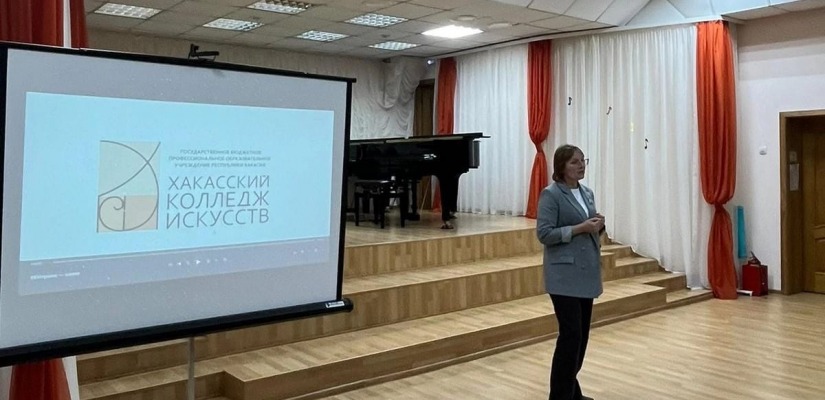 Директор Хакасского колледжа искусств на родительском собрании в ДШИ №2