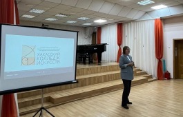 Директор Хакасского колледжа искусств на родительском собрании в ДШИ №2