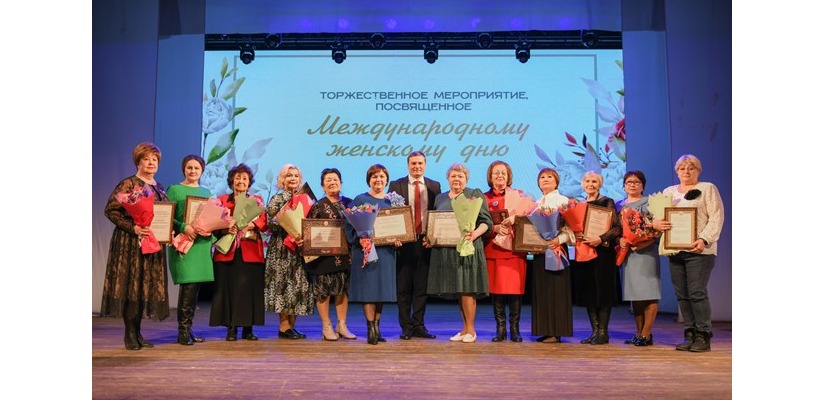 В преддверии Международного женского дня глава Хакасии наградил выдающихся женщин республики