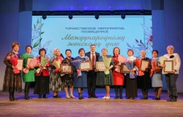 В преддверии Международного женского дня глава Хакасии наградил выдающихся женщин республики
