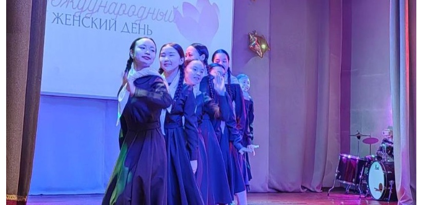 Ученики детской школы искусств поздравили прекрасную половину с Международным женским днём