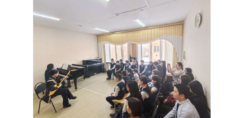 Студенты «Хакасского колледжа искусств» дали концерт для учащихся «Хакасской республиканской национальной детской школы искусств»