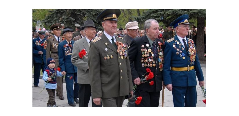 К 80-летию Победы в Клубе инвалидов по зрению открылась уникальная фотовыставка «Знамя Победы!»