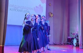 Ученики детской школы искусств поздравили прекрасную половину с Международным женским днём