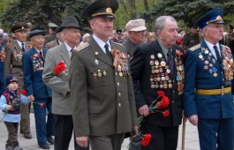 К 80-летию Победы в Клубе инвалидов по зрению открылась уникальная фотовыставка «Знамя Победы!»