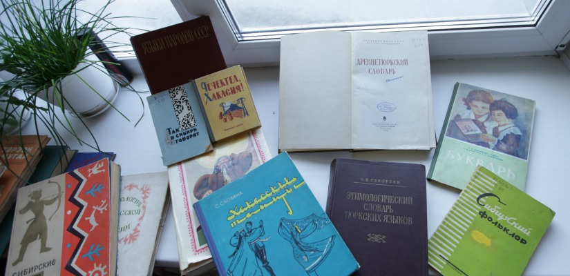 К 90-летию главной библиотеки Хакасии подготовлена выставка книг из личного собрания Николая Доможакова