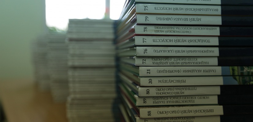 Житель Хакасии подарил около 1000 книг Национальной библиотеке к 90-летнему юбилею