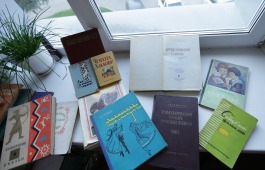К 90-летию главной библиотеки Хакасии подготовлена выставка книг из личного собрания Николая Доможакова