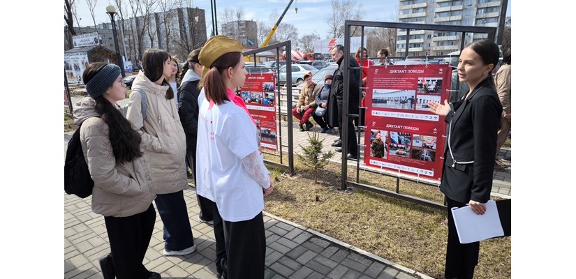 На территории у Хакасского музея открылась уличная фотовыставка, приуроченная к Диктанту Победы