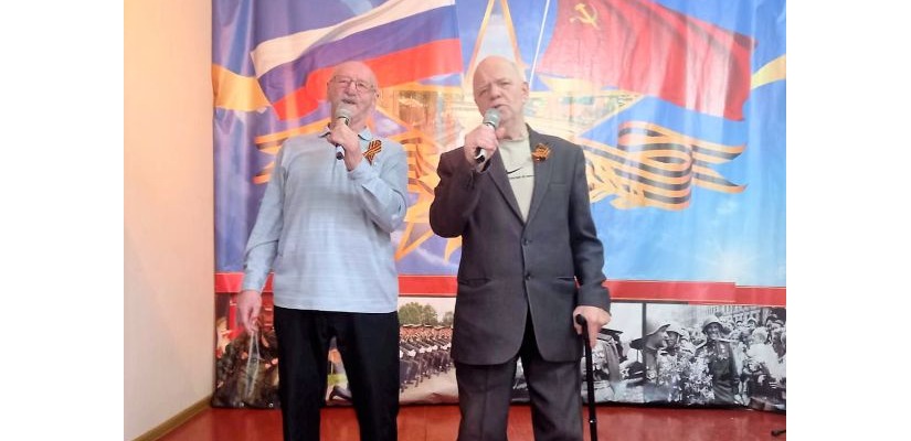 На встрече в гостиной «Гармония» люди с нарушениями зрения вспомнили о творчестве поэтов-фронтовиков.