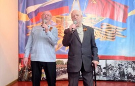 На встрече в гостиной «Гармония» люди с нарушениями зрения вспомнили о творчестве поэтов-фронтовиков.