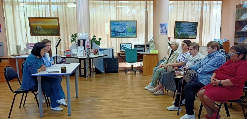 Кружок громкого чтения в Хакасской библиотеке для слепых
