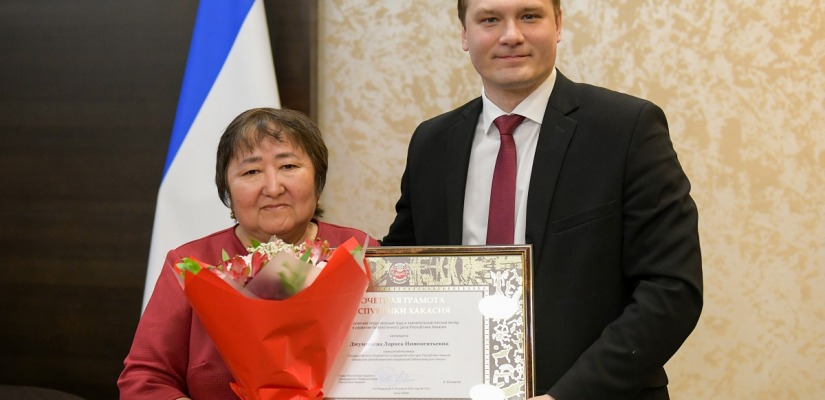 Глава Хакасии вручил Почётную грамоту сотруднику республиканской библиотеки для слепых