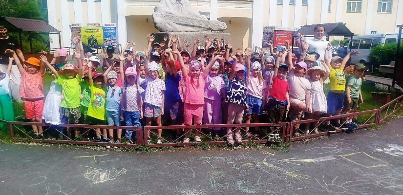 В сквере Центра имени Кадышева прошла познавательно-игровая программа для детей «Мы за мир и дружбу»