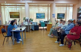 Кружок громкого чтения в Хакасской библиотеке для слепых