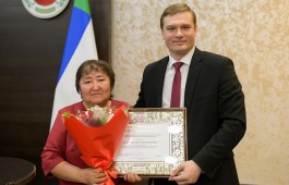 Глава Хакасии вручил Почётную грамоту сотруднику республиканской библиотеки для слепых
