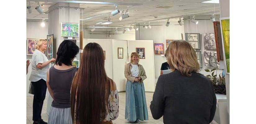 Учащиеся Хакасской республиканской национальной детской школы искусств посетили открытие выставки художника-педагога Елены Гейн из города Ачинска