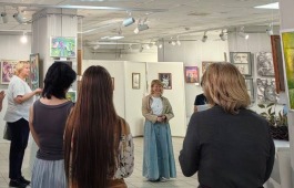 Учащиеся Хакасской республиканской национальной детской школы искусств посетили открытие выставки художника-педагога Елены Гейн из города Ачинска