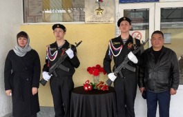 Пусть память о подвиге навсегда останется в сердцах: в Чукотском автономном округе открыли памятную доску Герою России Аймиру Миягашеву