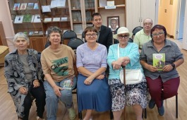 Кружок громкого чтения в Хакасской библиотеке для слепых