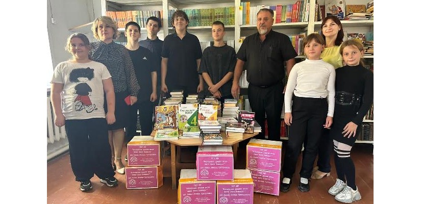 В школьную библиотеку поселка Володарск в ЛНР поступили книги, подаренные работниками культуры Хакасии