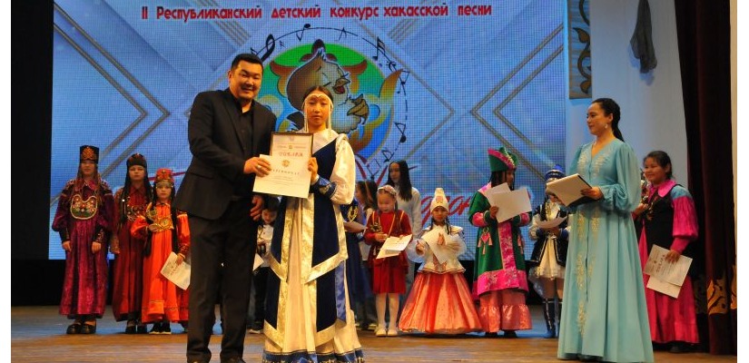 Гран-при 2-го детского конкурса хакасской песни «Жаворонок» награждена солистка студии «Час ханат» София Кускашева