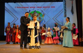 Гран-при 2-го детского конкурса хакасской песни «Жаворонок» награждена солистка студии «Час ханат» София Кускашева