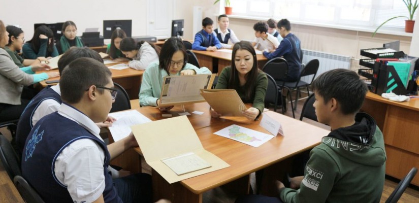 «Семейное древо»: Национальный архив Хакасии провел мастер-классы по генеалогии для молодежи