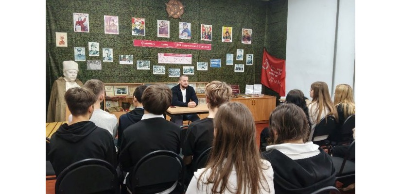 Урок мужества в детской библиотеке: школьники узнали о подвигах героев Отечества