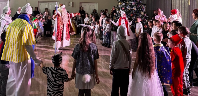 Более 100 детей стали участниками новогодней сказки от театра «Сказка» и ТОС «Центральный»