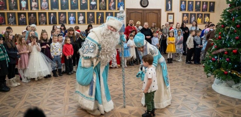 Артисты Хакасского национального театра имени А.М.Топанова дарят новогоднее настроение по всей Хакасии и югу Красноярского края