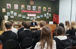 Урок мужества в детской библиотеке: школьники узнали о подвигах героев Отечества