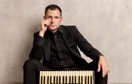 «Золотой век мирового кино» представят публике Хакасская филармония и известный российский аккордионист Влад Ботвиновский